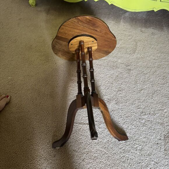 Vintage Mid-Century Solid Mahogany Tooled Leather Top Cloverleaf Side Table - Picture 4 of 9